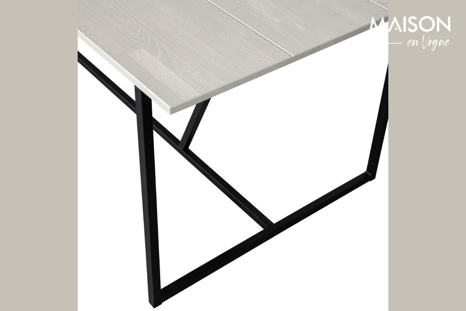 Matériau
Le plateau de la table est en frêne (abouté), poncé et laqué dans le coloris dust