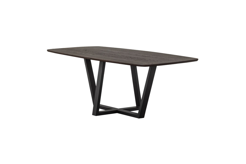 Optez par exemple pour ce spacieux plateau de table ovale danois combiné au pied moderne Drenthe