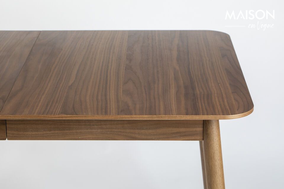 Une table à manger extensible en noyer plaqué