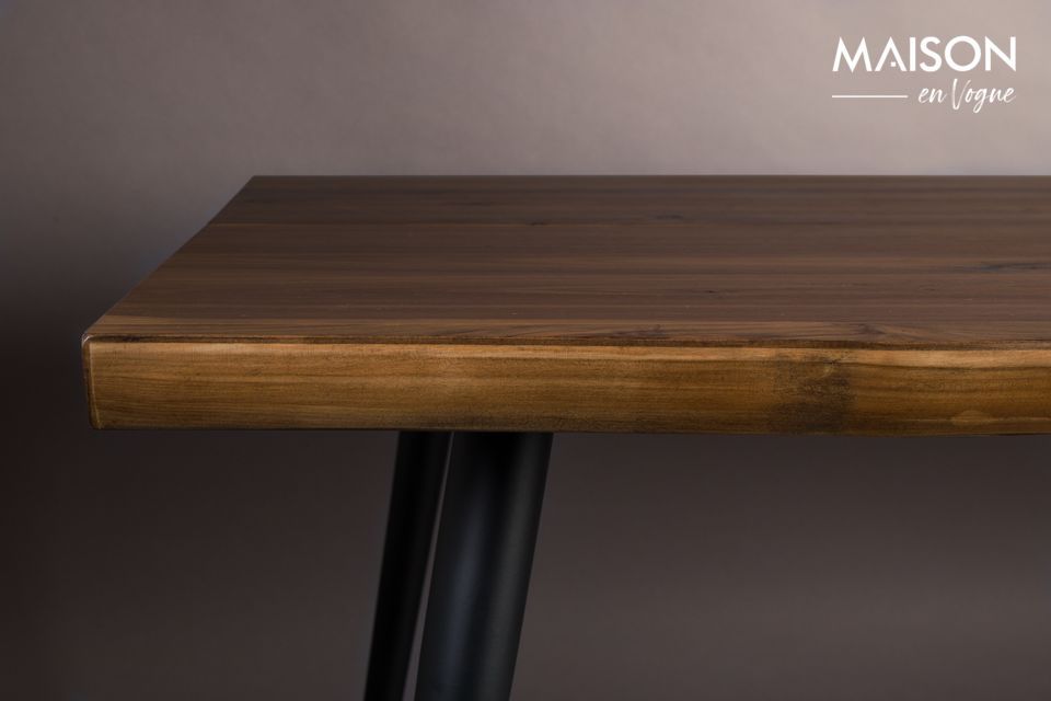 Cette table Alagon peut recevoir de nombreux convives ; elle mesure 220 cm de long pour 90 cm de