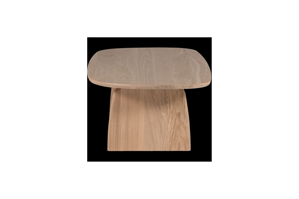 La table basse est fabriquee en chene avec une finition transparente
