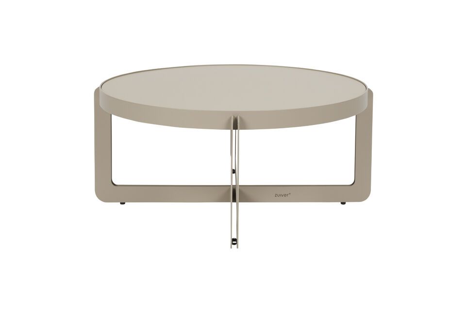 D\'une couleur beige délicate
