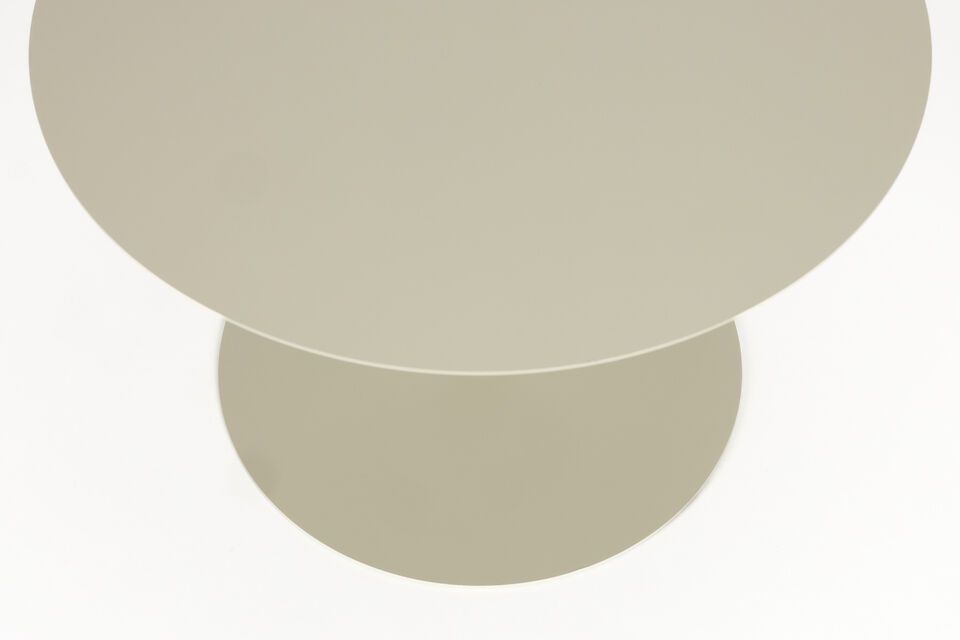 La table basse en acier beige Snow se présente comme une invitation à savourer des moments de