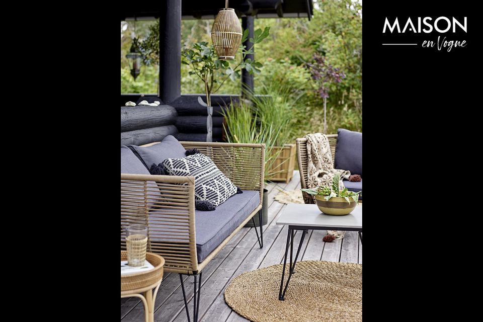 La table basse Mundo de Bloomingville est un joli meuble dextérieur en béton gris et pieds