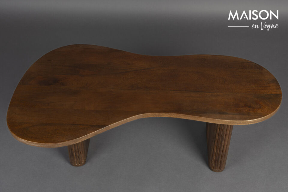 La table Tilon de Dutchbone attire immédiatement le regard grâce à son plateau aux formes