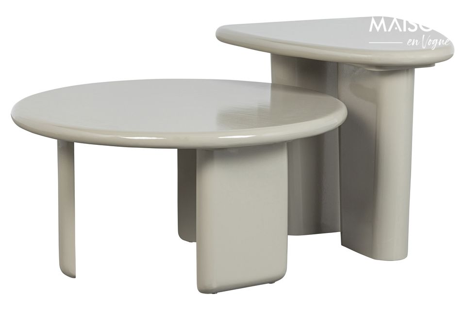 La forme du plateau de table rond et les pieds aux formes ludiques forment un beau design
