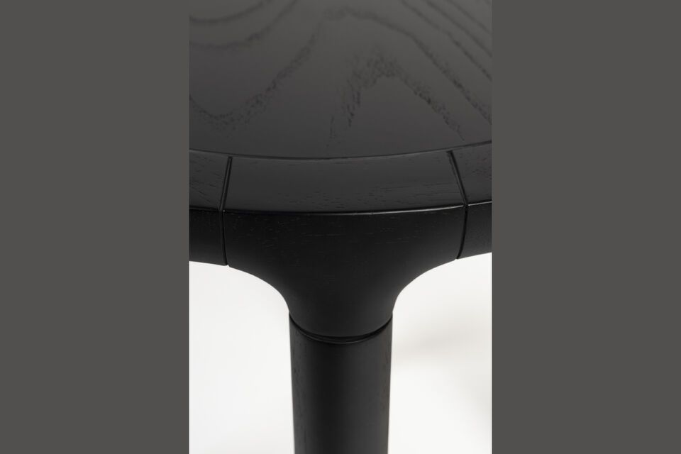 Grâce à ses pieds élancés, cette table offre un espace optimal pour s\'asseoir côte à côte