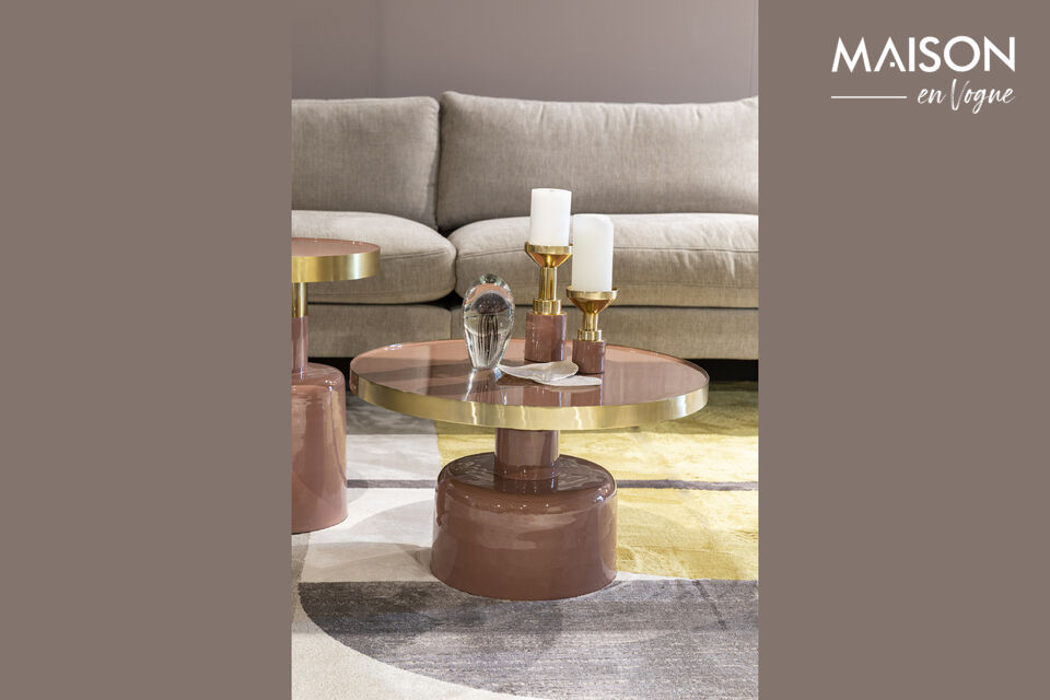 Accentuez l'élégance de votre espace avec notre table rose émaillée et dorée.