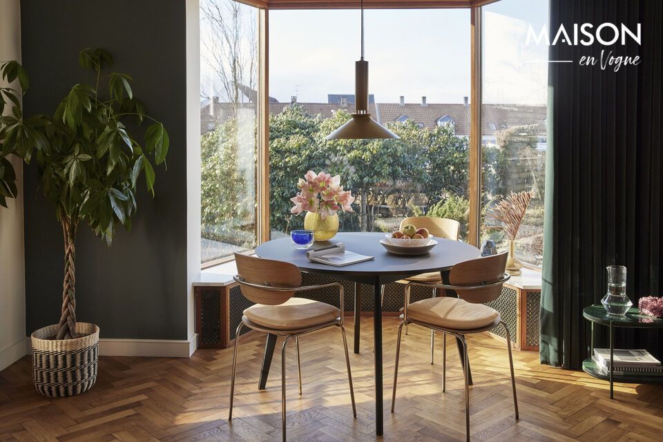 La Table basse Nusa allie la fraîcheur du vert foncé à la noblesse du marbre dans un ensemble