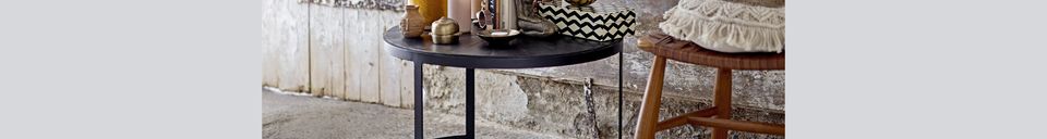 Mise en avant matière Table basse noire en manguier Frei