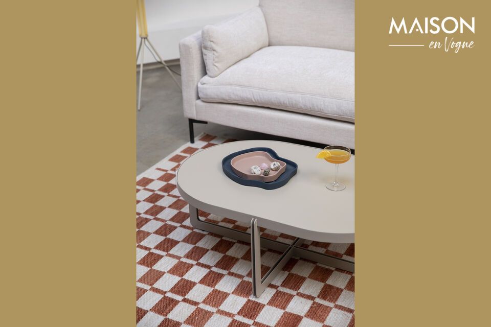 La table basse ovale en acier beige apporte une touche d\'élégance minimaliste à tout espace de