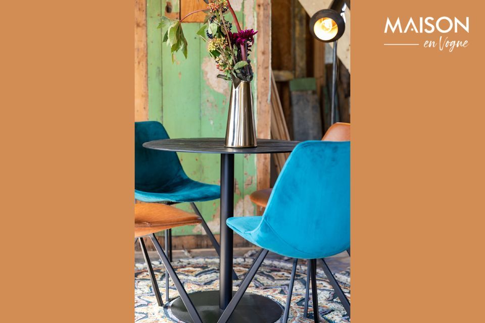 La table Bistro Braza ronde noire proposée par Dutchbone dévoile un plateau en acier noir très