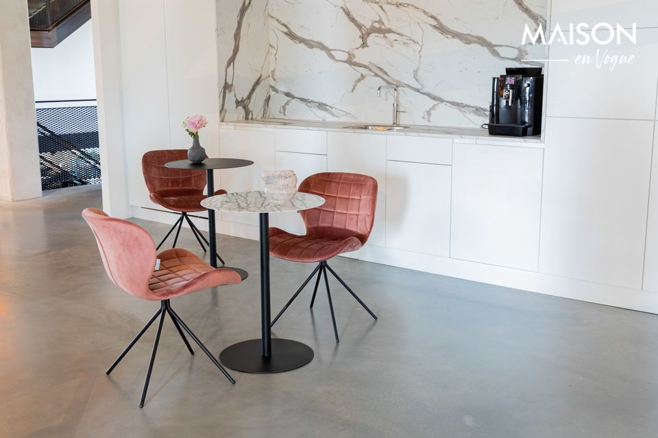 Une table d'appoint en acier de style bistrot