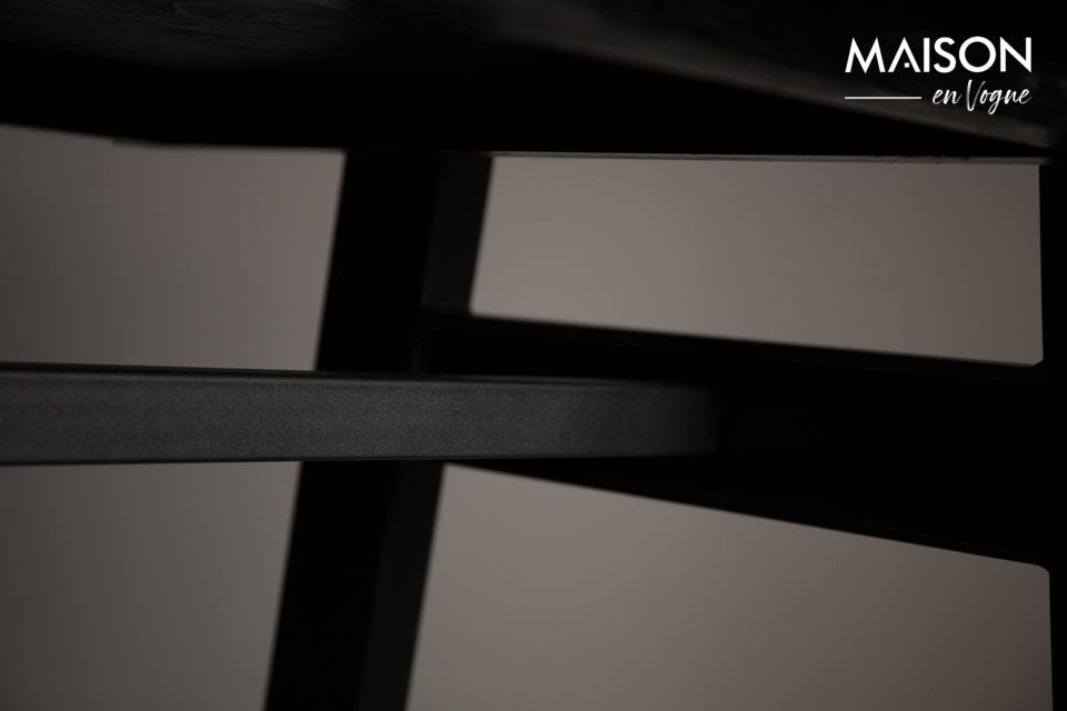 Le plateau est posé sur un cadre en métal noir