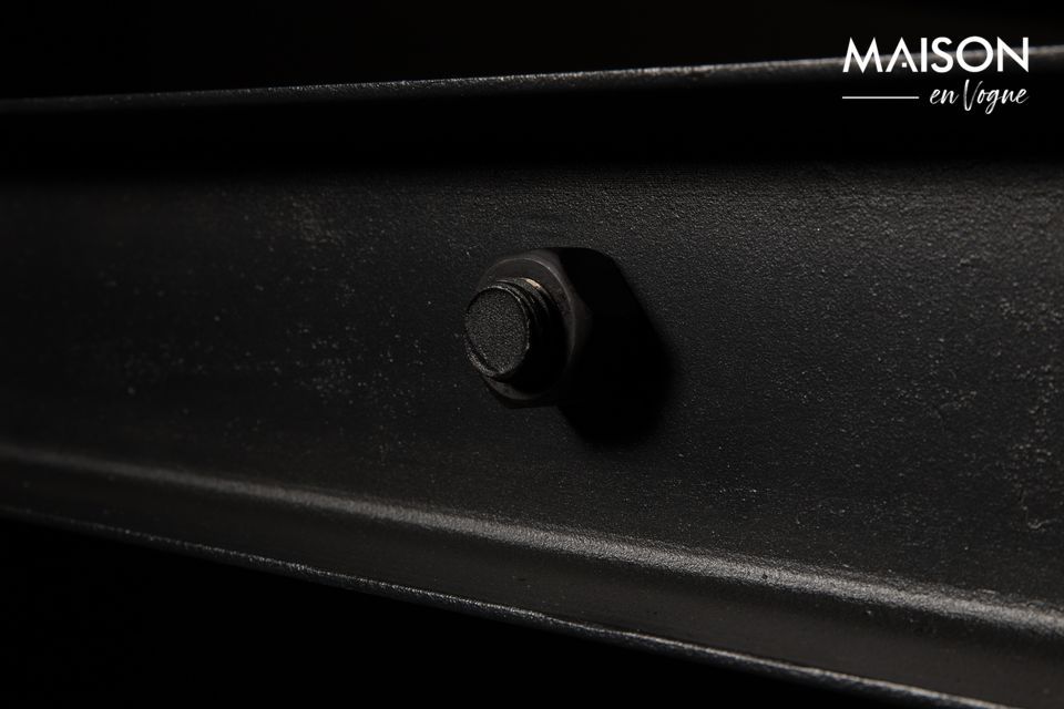 Le piètement est en fer laqué noir avec des vis apparentes pour un maximum d\'authenticité