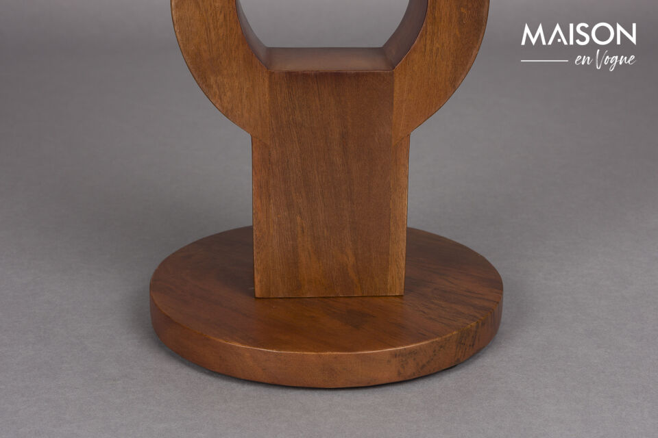 Cela confère à la table une touche d’excentricité et ajoute une agréable ambiance vintage à