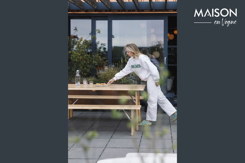 Les bancs et la table de cet ensemble sont entièrement pliables
