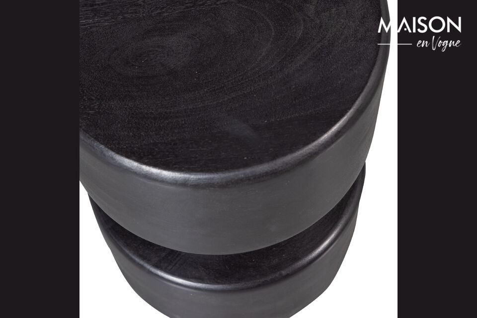 Tuve est fabriquée en MDF et possède une finition noire mate et lisse