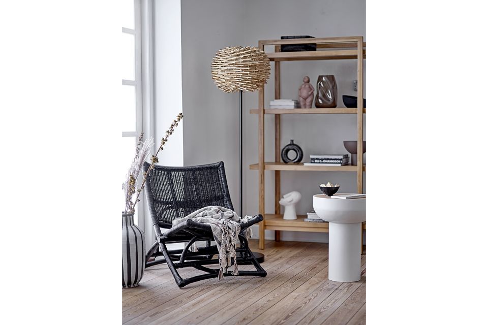 La table d\'appoint Abbie est proposée dans une couleur chaude avec un plateau en placage de chêne