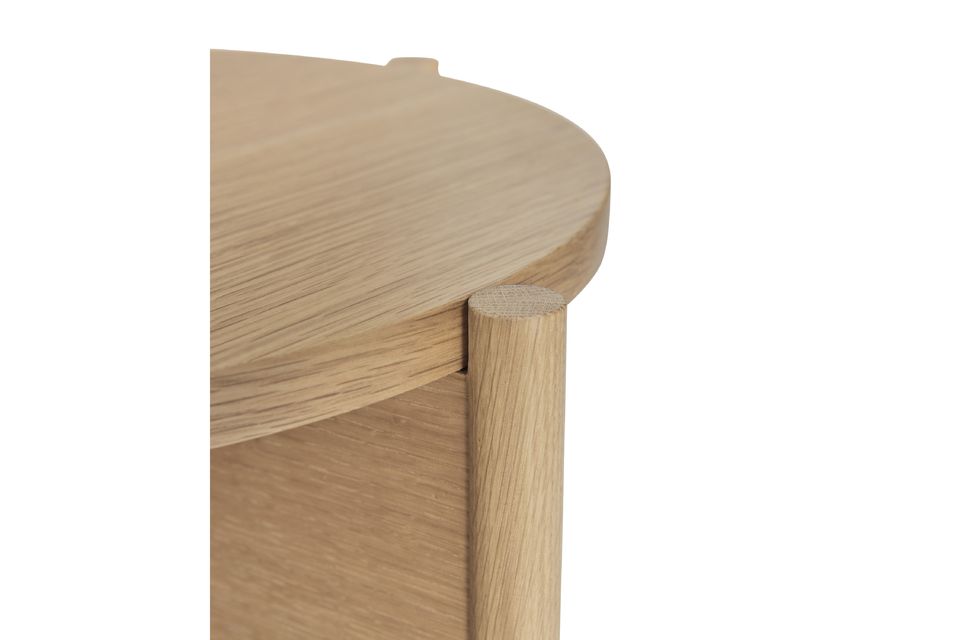 Cette petite table de chevet en bois affiche une esthétique à la fois sobre et moderne