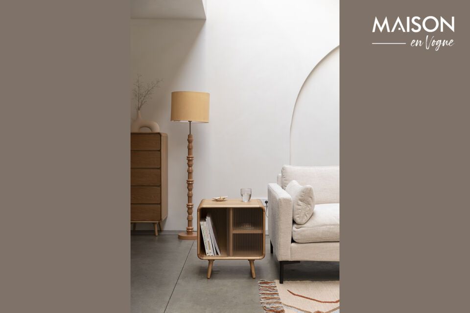 La Table d\'appoint en bois beige Rise s\'impose comme un essentiel dans une atmosphère