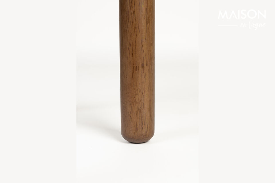 Grâce à ses pieds élancés, cette table offre un espace optimal pour s\'asseoir côte à côte