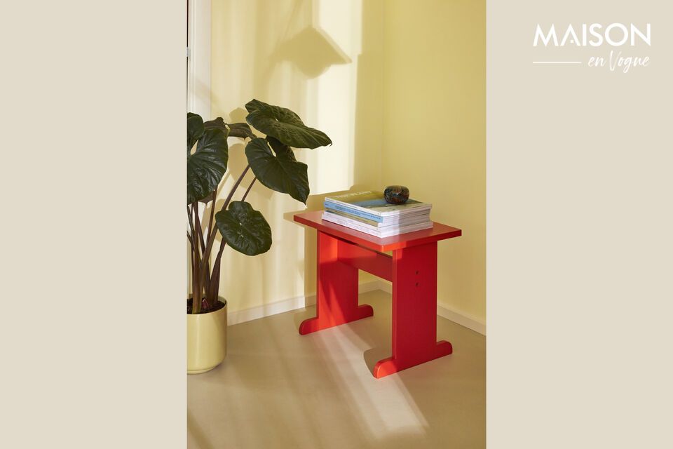 Inspirez une touche de nostalgie avec la table d\'appoint Play en bois de frêne rouge