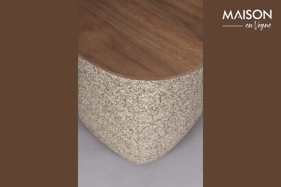 Sa teinte marron évoque la chaleur d\'un bois noble