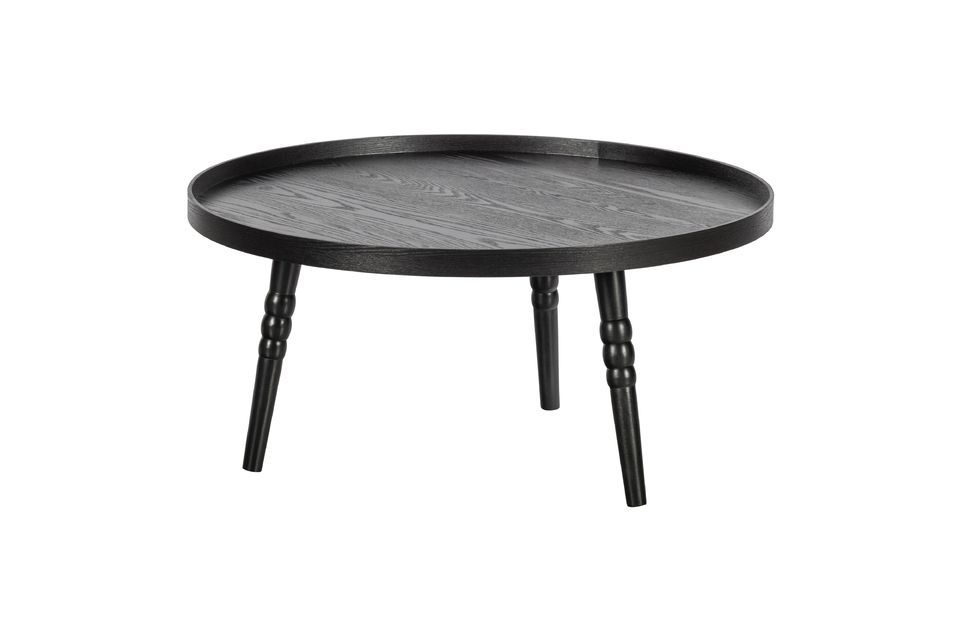 Confectionnée en pin laqué noir mat, cette table basse affiche robustesse et élégance