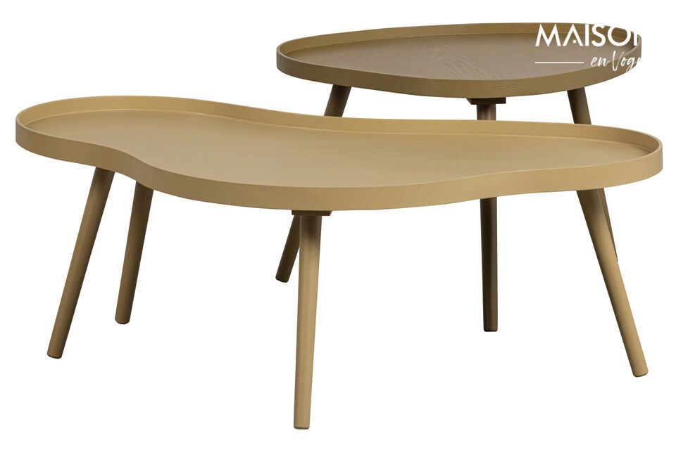 La table d\'appoint en bois beige Mae séduit par sa forme organique