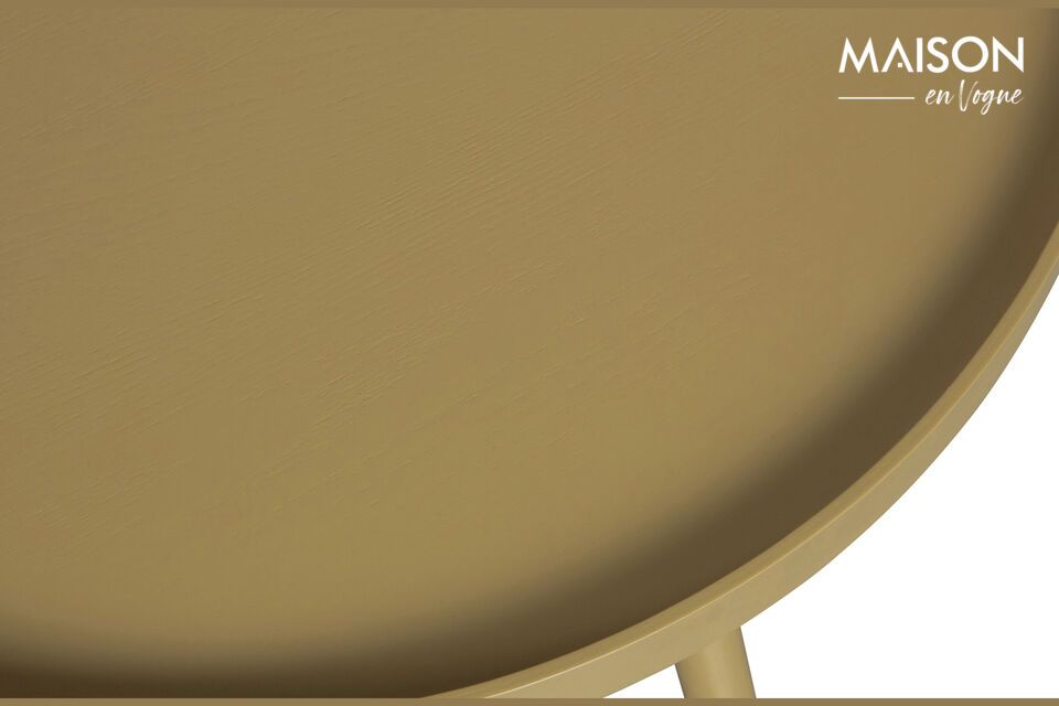 Réalisée en MDF, cette table se distingue par une surface lisse agréable au toucher