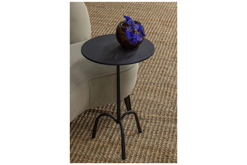 La table d\'appoint Trey en métal noir a un design minimaliste et est très légère