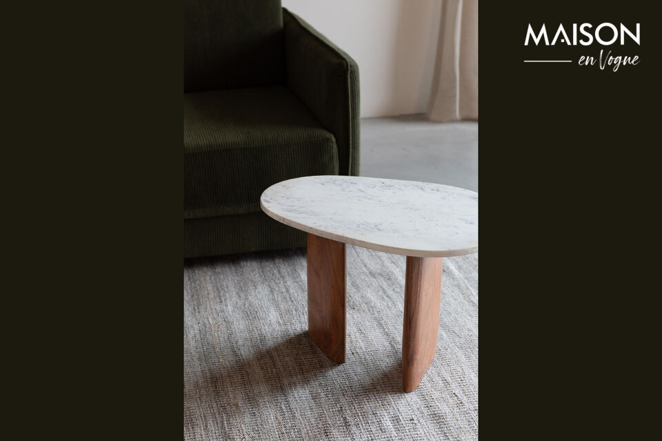 La table d\'appoint Tanda est dotée d\'un plateau en marbre qui s\'harmonise parfaitement avec ses
