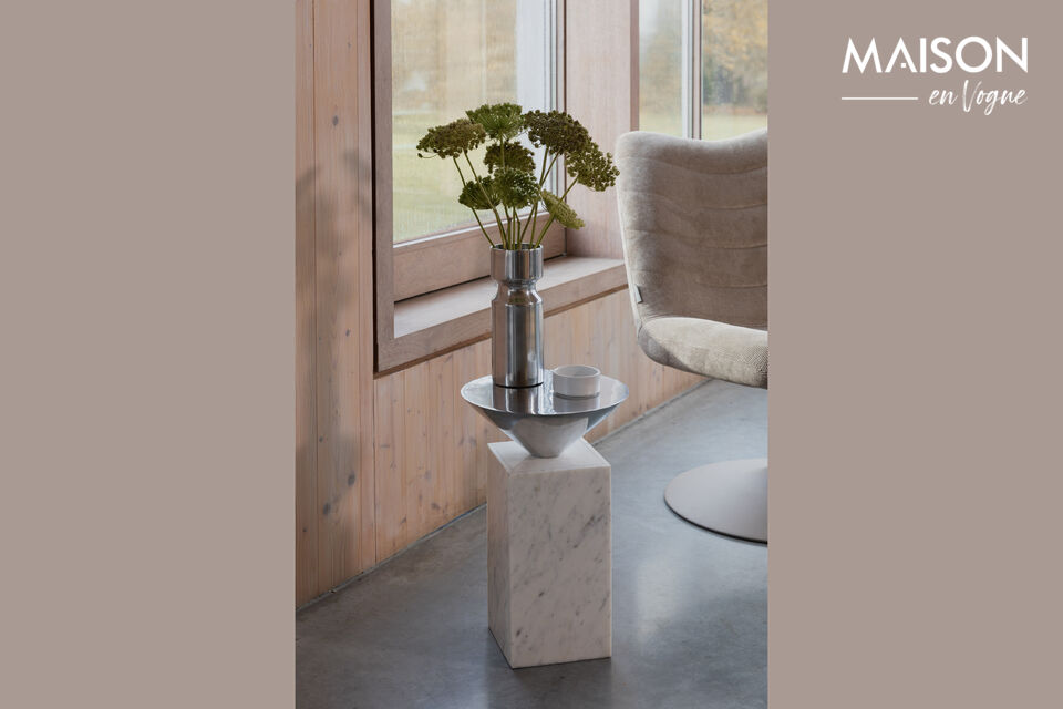 Avec son piètement carré en marbre 100 % naturel et son plateau conique en aluminium