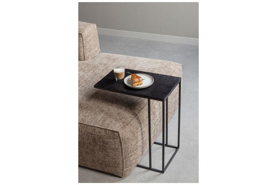 Table d'appoint Maatje en métal noir mat, élégance, design et multifonctionnalité.