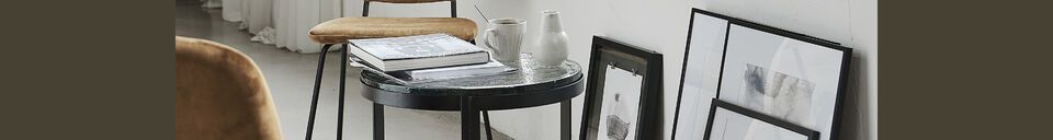 Mise en avant matière Table d'appoint en métal noir Smoke