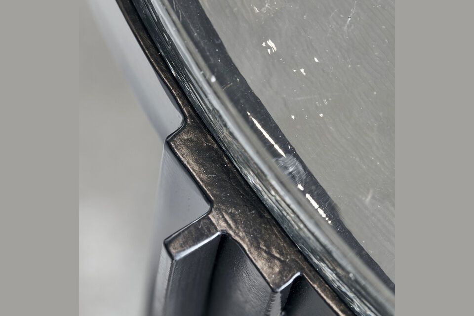 Conçue avec une structure robuste en fer noir