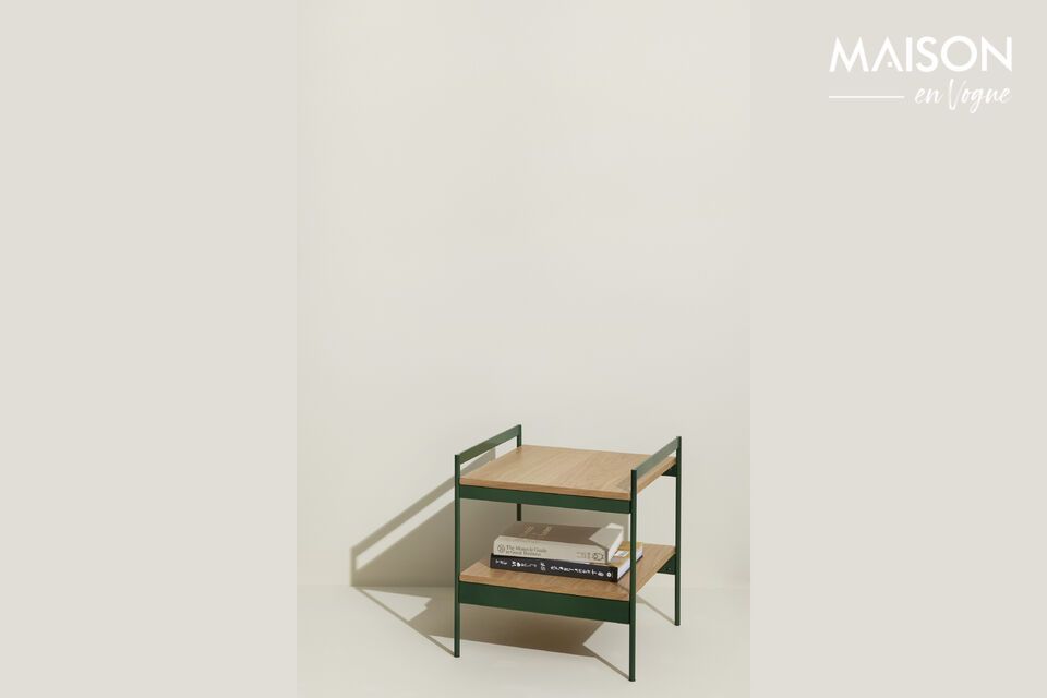 Cette table d\'appoint combine le charme du bois naturel avec la fraîcheur du métal vert pour