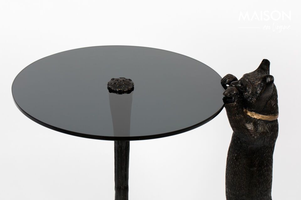 Avec son plateau en verre fumé et sa finition lacquée brillante