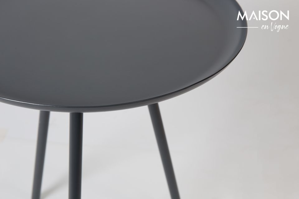 La table d\'appoint Frost Charcoal est très pratique avec son plateau rond présentant un rebord