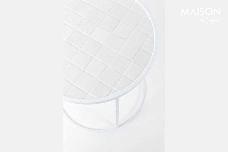 Sur son plateau de 40 cm se suivent de petits carrés de céramique blanche apportant un léger