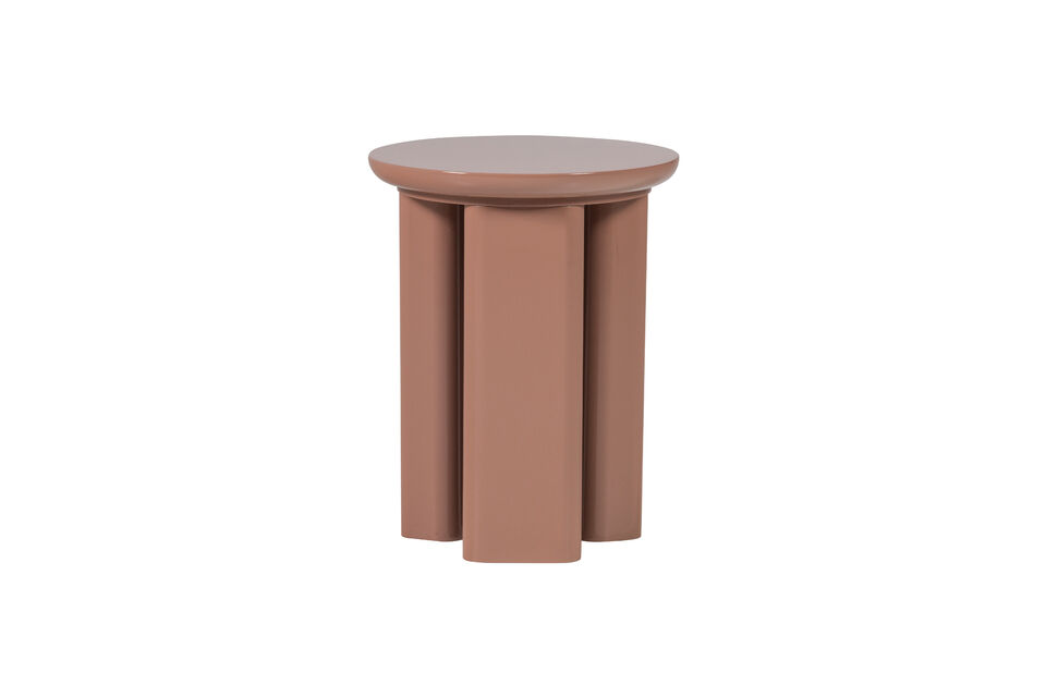 Cette petite table poss&egrave;de un caract&egrave;re excentrique qui se remarque
