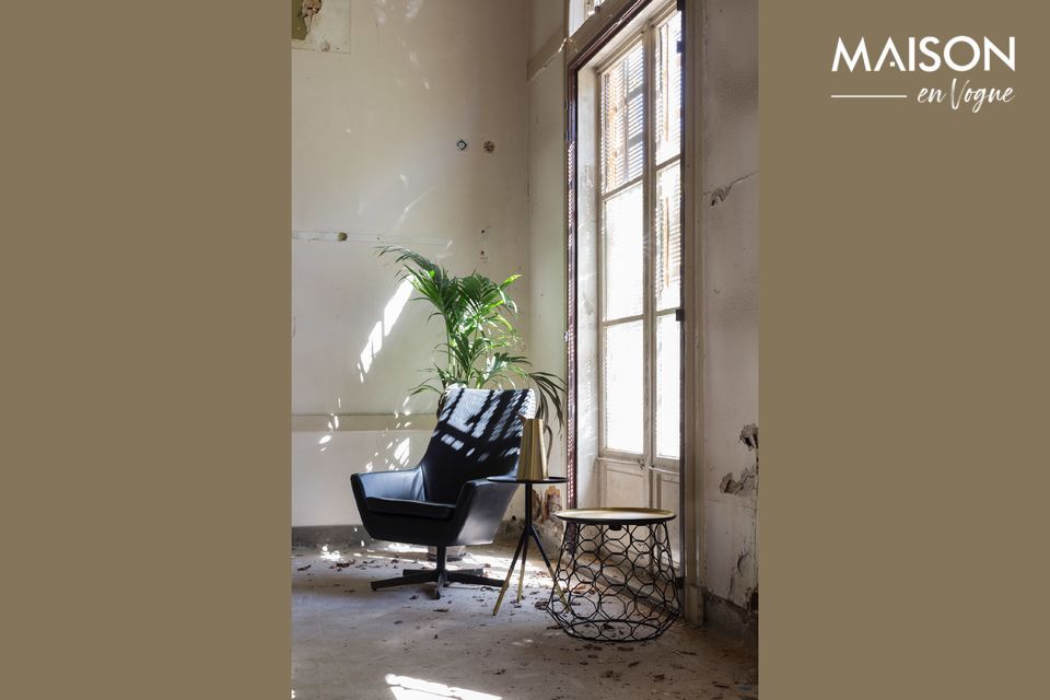 En bout de canapé ou auprès d\'un fauteuil, cette table basse mérite d\'être mise en évidence