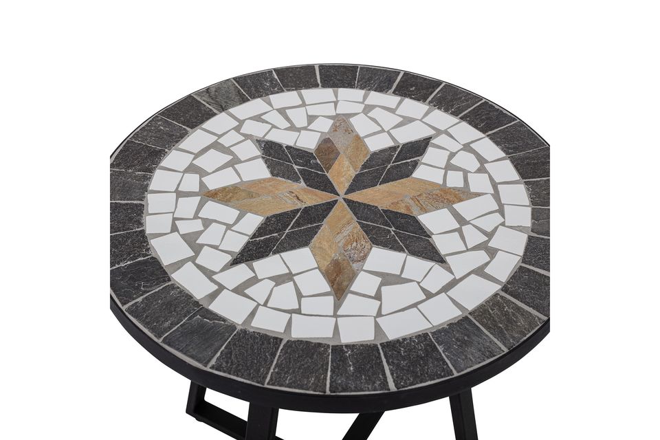 La pierre, la céramique et lacier combinés font que cette table est très spéciale