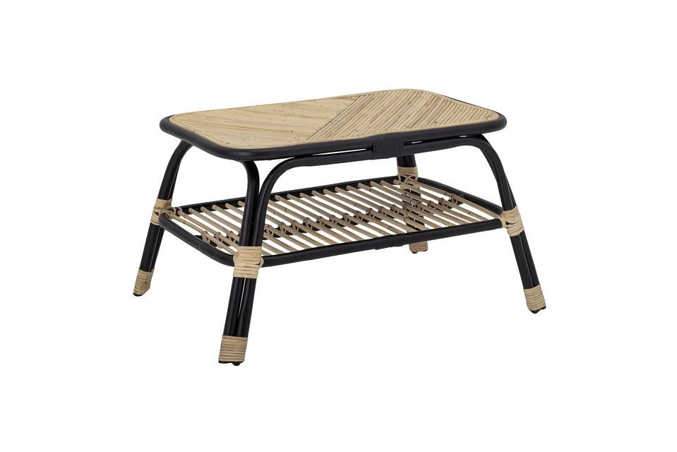 Cette table combine rotin naturel et rotin noir