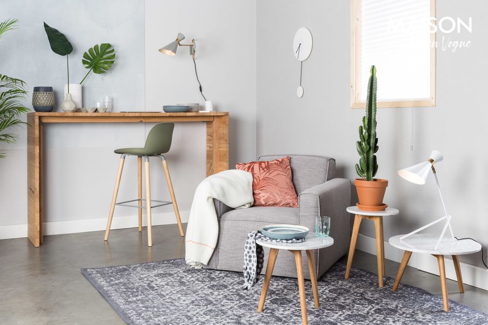 Une petite table d'appoint naturelle