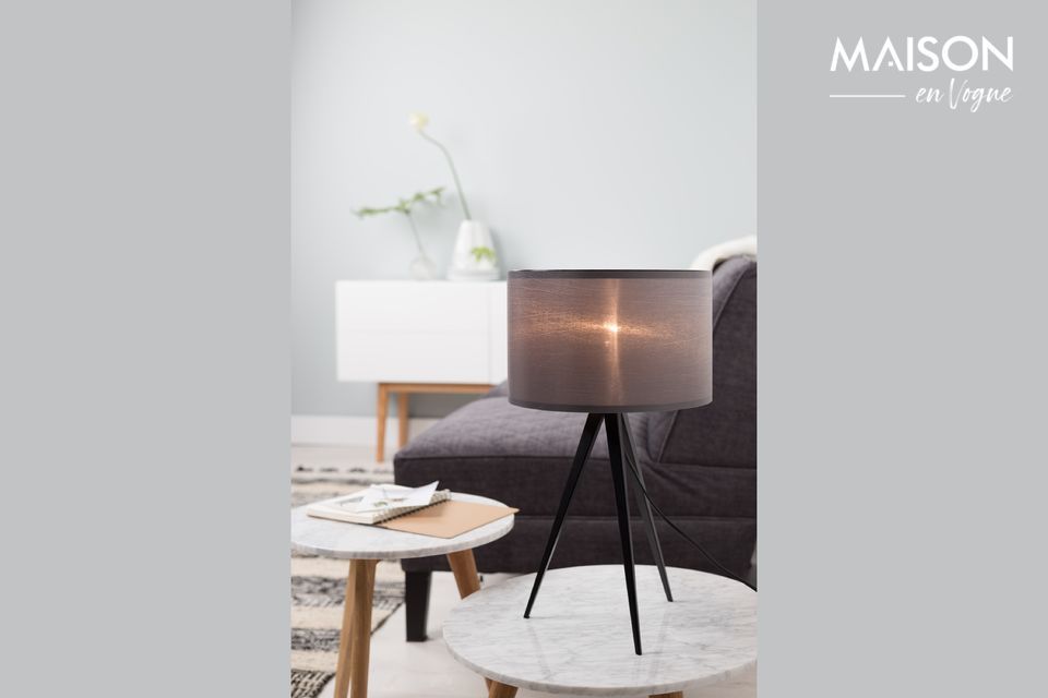 Le dessus en marbre propose des nuances de blanc parsemées de lignes organiques pour un design