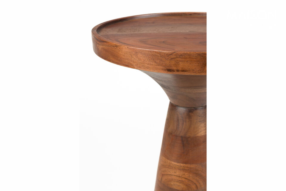 Table d\'appoint élégante en aluminium avec un aspect noyer chaleureux
