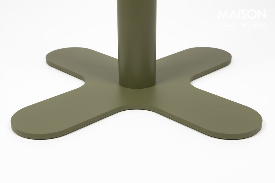 Cette table de bistrot pour l\'extérieur est fabriquée en métal et se distingue par un design