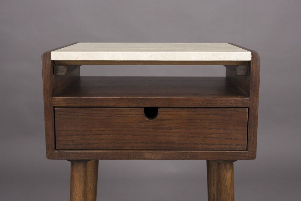 La table de chevet en bois beige Arda incarne l\'audace d\'un style vintage rehaussé par des lignes